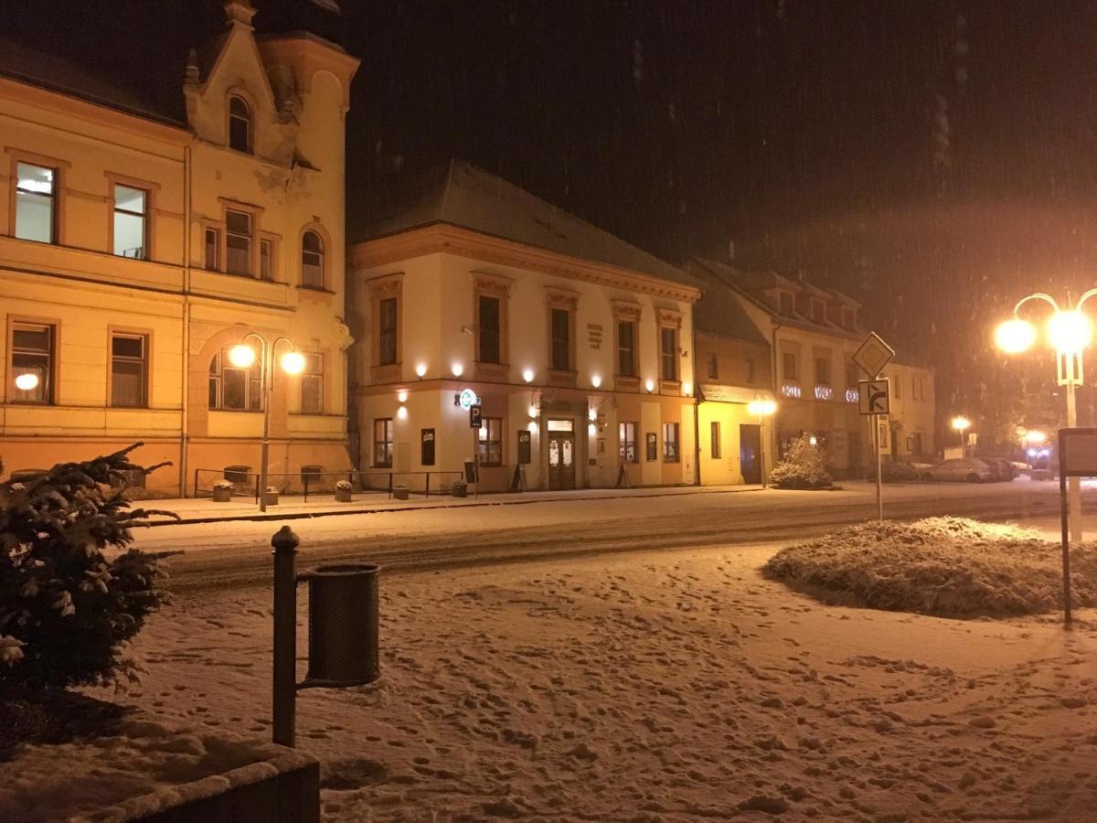 Отель Kounicky Dvur Dolni Kounice Экстерьер фото
